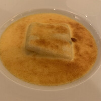 オー・プロヴァンソー - 舌平目のグラタン《貴婦人仕立て》 私が、いろいろなフレンチレストランに通い始めたきっかけの、出会いの一品。 変わらぬ美味しさ。嬉しい。見た目が地味だけど奥深いんです。 ボンファムのソースがなめらか。さらっといただけます。