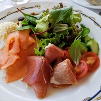 パノラミックレストラン ル・ノルマンディ - モーニングサラダにプロシュートやスモークサーモンを追加しました