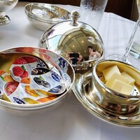 パノラミックレストラン ル・ノルマンディ - 銀器が美しいバターとジャム