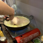 Takkanmarisakaba - タッカンマリの鶏肉を切ってます。
