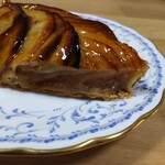 オーボンヴュータン - パイ生地は薄く、ほとんど林檎だけで構成されたタルトです。