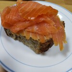 オーボンヴュータン - ソーモン フュメ。パンは六本木「ブリコラージュ ブレッドカンパニー」のブリコラージュブレッド。