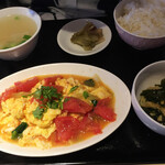 台湾キッチン かのか - トマトと卵炒めセット。すき昆布の煮物、スープ、ザーサイ　¥1000  トマトの酸味と絶妙の塩加減が美味しい。炒め汁の出汁とともにご飯にかけると最高！魯肉飯セットも美味しそう。他にもバリエーション多数