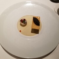 オマージュ - 真鰯の酢〆の燻製 賀茂茄子と塩レモンのタルタル オシェトラキャビア トマトのガスパチョのジュレ 賀茂茄子のソース