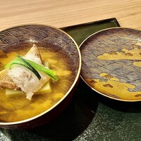 炭火割烹 いふき - 椀物〜鮪節と利尻昆布で出汁。新銀杏のくず煉をひいて、焼き鱧と松茸を合わせたもの。器は骨董品で内側の装飾が綺麗。