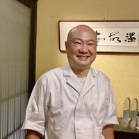 炭火割烹 いふき - ご主人の山本さん。
                    はにかむ柔らかな笑顔が素敵です。