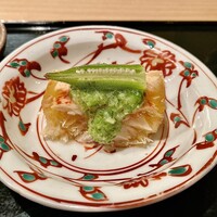 炭火割烹 いふき - 毛蟹の土佐酢ゼリーとオクラ寄せは、手の込んだ見た目も美しく魅力的。