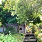 エグ・ヴィヴ - 【2020年07月】店舗外観、この緑の先に店舗が有ります。