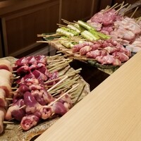 鳥匠 いし井 - 今日の串たち
                    綺麗な仕込みを施され、匠の火入れを待つ
                    丁寧な仕事をされており、食べる前から期待が高まります♪
                    ちなみに熊野地鶏だそう。