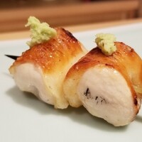 鳥匠 いし井 - (03)だきみ(胸肉)、山葵載せ(塩)
                    皮はパリッと、胸肉としては脂がしっかり、でもサラッとして濃過ぎない。
                    こってり&あっさりが印象的。