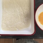 KINOKUNIYA - パン粉はシノワで細かく砕く。卵液は黄身だけ。