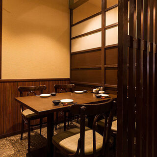 A private room with a table for 1 to 4 people. There are solid partitions on all four sides, making it almost a private room. There is a curtain at the entrance.