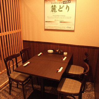 A private room with a table for 1 to 4 people. There are solid partitions on all four sides, making it almost a private room. There is a curtain at the entrance.