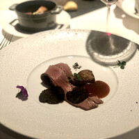 ホテルグランバッハ熱海クレッシェンド - マグレ鴨胸肉の低音調理とフォアグラのポワレ アカシア蜜と秋杏のソース(追加でトリュフ添え)