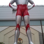 串かつ でんがな - 祖師ヶ谷大蔵駅前で我々のヒーロー「ウルトラマン」がお出迎え