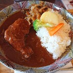 桜蔵 - チキンカレー(温野菜と福神漬をのせて)