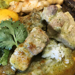 LAMP - 接写！右は「最後少しだけなんで」と愛がけしてもらったポークグリーンカレー。コハッ！激ウマ。