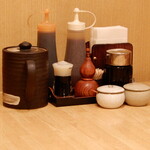 とんかつ 明石 - テーブルの上の調味料