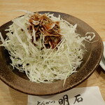 とんかつ 明石 - 早速に、ちょっとした甘みと酸味のある中濃ソースをかけていただきます。