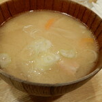 とんかつ 明石 - "豚汁"には、豚肉、ダイコン、ニンジン、ゴボウ等の具が入っています。
