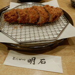 とんかつ 明石 - ドーンと”特ひれかつ 200ｇ”が出てきました。