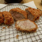 とんかつ 明石 - シットリとした肉汁が滲み出います。