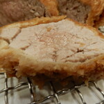 とんかつ 明石 - “ひれかつ”の切断面からは、シッカリと閉じ込められていた肉汁が、中央に優しく滲み出てています。