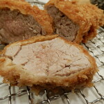 とんかつ 明石 - ヒレ肉なので、脂身は少ないのですが、柔らかく、噛みしめるほどに、お肉の旨みと甘みを感じます。