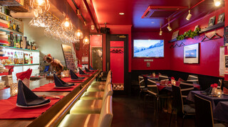 Bar Porteno - ゆったりとしたスペースで食事が出来るカウンター＆テーブル