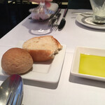 ラーゴ - 丸いのが、全粒粉、奥のが黒胡椒のパン