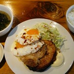 炭火焼ホルモン まんてん 新宿西口店 - ランチ・チャーシューエッグセット 700円(税込)