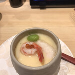 回転寿司 羽田市場 - 海鮮茶碗蒸し６６０円。冷たい茶碗蒸しに甘エビと白身魚が乗せられたものです。
            美味しくいただきました(^｡^)が、お値段に見合うかと言われると。。。