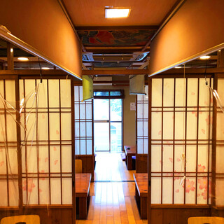 Hama Ryouri Samurai - 各テーブルにコロナ感染防止対策としてパーテーションを設置。