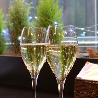 A glass of sparkling starts from 580 yen ◆Many carefully selected wines that go well with cheese