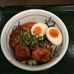 なか卯 - 豚角煮丼 大盛り 760円
            トロトロで美味しいのですが角煮にしては薄いのではないでしょうか、味玉の大きさもSサイズなのか小さいです。