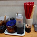 金田家 - 卓上の調味料など