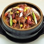 母韓の台所 - カルビチム 950円　牛骨付カルビを醤油ベースで煮込み、ニンジン、ジャガイモなどが入った韓国の煮込み。