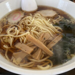 中華 森田 - エッヂの効いた独特なスープと、喉越しがよくてちゅるちゅる頂ける中太ストレート麺です。