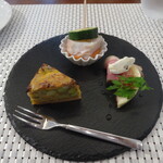 ビストロ ダイア - アミューズ3種盛り合わせ　シラスと枝豆のキッシュ・北海蛸とズッキーニのピンチョス・鴨胸肉のスモークと無花果
