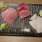 Sushi Teppanyaki Hiiragi - 本マグロ刺身1680円帆立刺身800円
                      盛り付け   が     淋し過ぎ(-_-;)
                      刺身は 美味しいのに～～悲しい