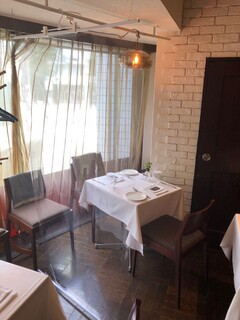 ristorante della collina - シールドで席を分けています。