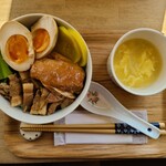 台湾cafe茶韻 - るーろうふぁん角煮スープ付き(600円)です。