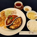 Hyakurakuhonten - スープやザーサイにおかわりOKのご飯付き、人気の中華料理が1度に楽しめるサービスランチ960円