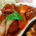 百楽 本店 - 酢豚はジューシーな豚バラ肉がゴロゴロ豪華、野菜も彩り豊かでコク深くまろやかな甘酢ダレがご飯に合う！