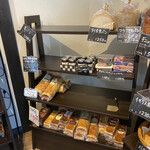 コーナーポケット - 店内⑤ 下段の半額のパンをいただきました