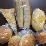 コーナーポケット - 購入したパン（信玄あげぱんは、お店の外でパクッと）
      右端の辛口カレーパン、ちゃんと辛くて凄く美味しい‼️激辛カレーパンも買えばよかった〜(._.)