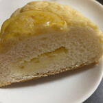コーナーポケット - レ・メロンパンの断面　中のレモンクリーム濃厚です。もっと買っておけばよかった…(◞‸◟)