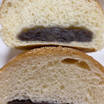 コーナーポケット - 粒あんぱんの断面（あんこが少なく見えますが、生地も美味しいのでこの量でバランスがいいと思いました）