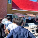 八紘学園 農産物直売所 - 【2020年07月】ソフトクリームが再開されていましたが、この日は30名以上の大行列になっていて、受付も別場所でした。