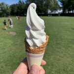 八紘学園 農産物直売所 - 【2020年07月】ソフトクリーム小＠180円、提供時、店頭でパシャリ♪